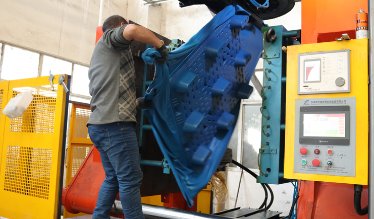 曝光!吹塑托盤生產廠家生產過程竟是如此!