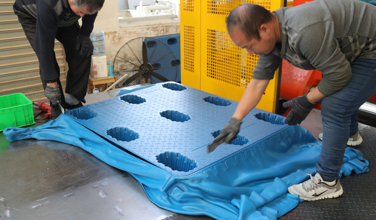 曝光!吹塑托盤生產廠家生產過程竟是如此! 曝光!吹塑托盤生產廠家生產過程竟是如此!